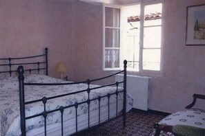 3 bedrooms, desk, iron/ironing board, free WiFi - Embres. Vast, pretty traditional house, renovated stone, welcoming, superb area (Embres-Et-Castelmaure)