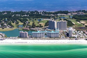 Une station balnéaire dotée de nombreux immeubles de grande hauteur, d’une plage et d’un environnement verdoyant.