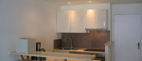 Jääkaappi, mikroaaltouuni, uuni, astianpesukone