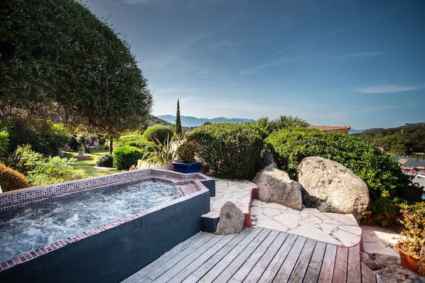 Baignoire à remous extérieure