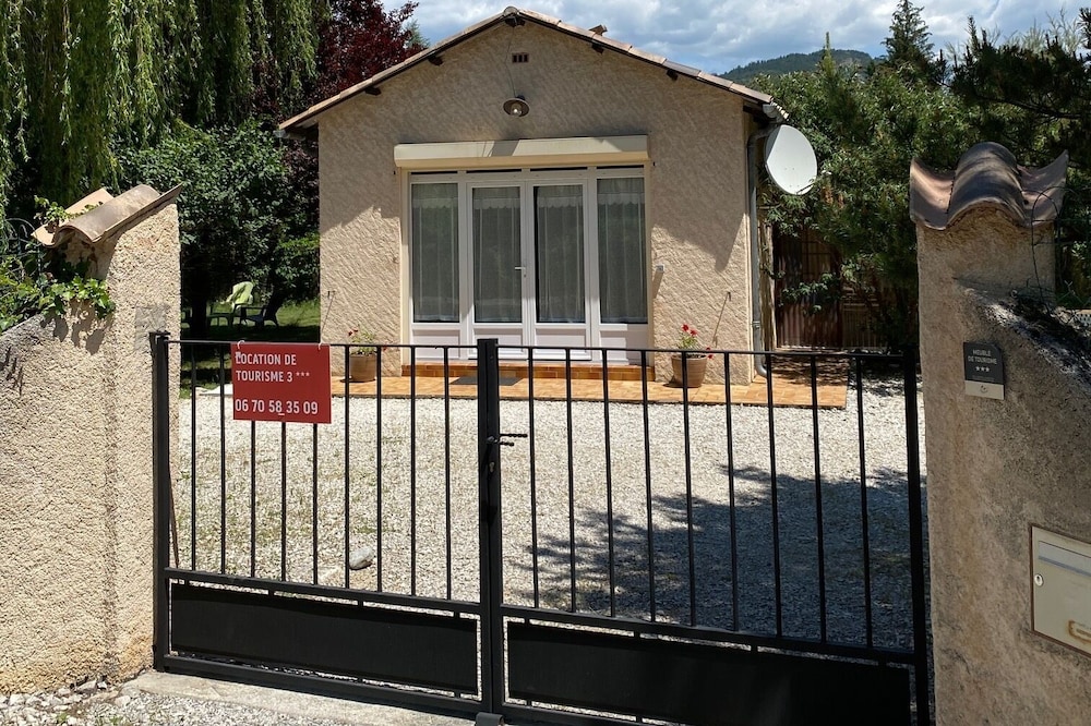 Lovely cottage has the entrance to the Verdon Gorges