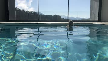 Una piscina techada, una piscina climatizada