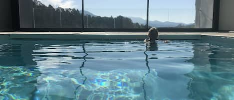 Una piscina techada, una piscina climatizada