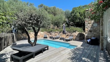 Een verwarmd zwembad