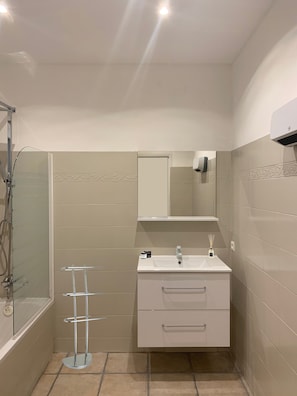 Badewanne, Haartrockner, Handtücher