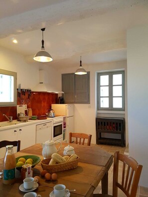 Fridge, microwave, oven, stovetop - House of Olives - sea view (100m2) (Mèze)