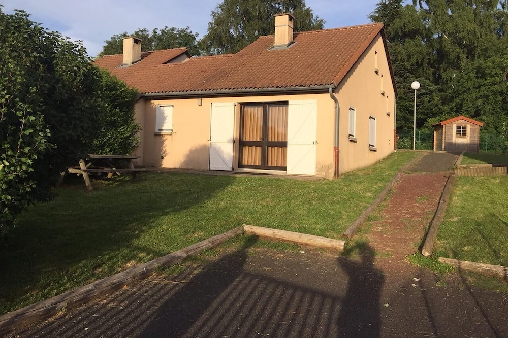 Cottages on Lake Naussac