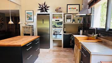 Refrigerador, microondas, horno y parrilla de estufa