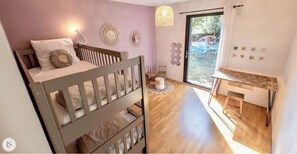 4 chambres, bureau, fer et planche à repasser, lit parapluie