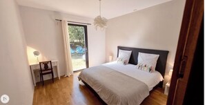 4 bedrooms, desk, iron/ironing board, travel crib