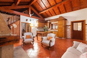 Télévision, cheminée