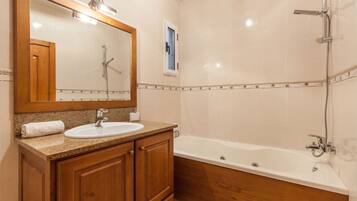 Een haardroger, handdoeken, toiletpapier