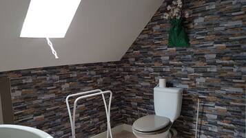 Douche, articles de toilette gratuits, sĂšche-cheveux