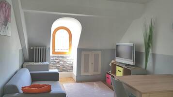 Télévision, livres, espaces bureaux