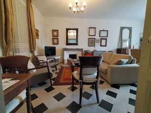 Fernseher, Kamin, DVD-Player, Bücher