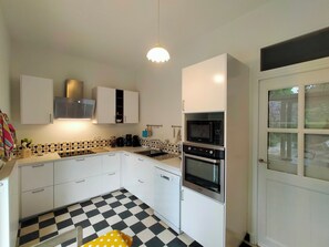 Een koelkast, een microgolfoven, een oven, een kookplaat