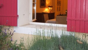 A cozy room with a bed, a table, and a chair. - Provence-Charming house with garden and swimming pool, up to 10 people (Sainte-Cécile-les-Vignes)