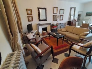 Fernseher, Kamin, DVD-Player, Bücher