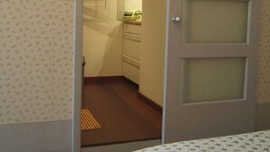 A narrow hallway with a door leading to a bathroom. The hallway has patterned wallpaper and a small rug on the floor. - Provence-Charming house with garden and swimming pool, up to 10 people (Sainte-Cécile-les-Vignes)