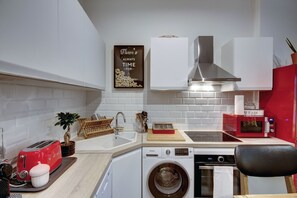 Kjøleskap, mikrobølgeovn, ovn og oppvaskmaskin