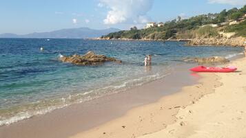 Plage à proximité, chaises longues