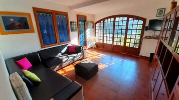 Télévision, lecteur de DVD, livres