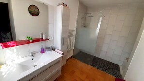 Shower, hair dryer, soap, toilet paper - COMPLETE VILLA 160 m2 700 m from the sea, view of the sea, bloody islands and scrubland. (coti chivari)