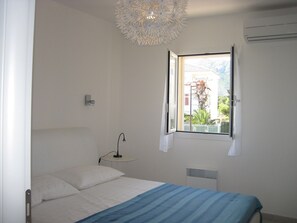 2 chambres, fer et planche à repasser, draps fournis