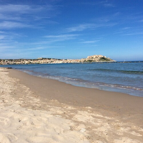  AOUT available! Big terras,aerée,calme, air condit, parking privé,plage a pied.
