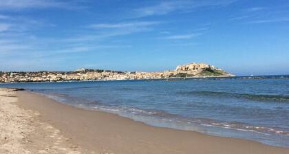 AOUT available! Big terras,aerée,calme, air condit, parking privé,plage a pied.