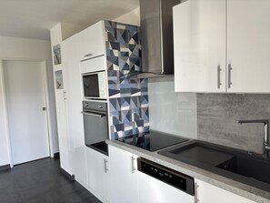 Kühlschrank, Mikrowelle, Ofen, Herdplatte