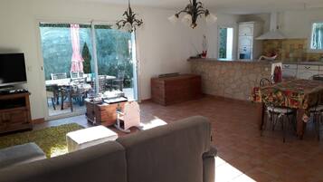 Télévision, jeux vidéo, lecteur de DVD, table de tennis de table