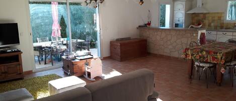 Fernseher, Videospiele, DVD-Player, Tischtennisplatte