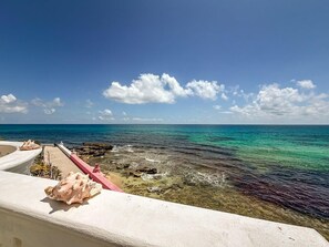 Beach - Lovely suite with ocean view balcony (Isla Mujeres)