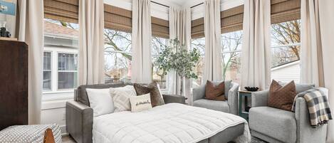 2 Schlafzimmer, Betten mit Memory-Foam-Matratzen, Bügeleisen/Bügelbrett