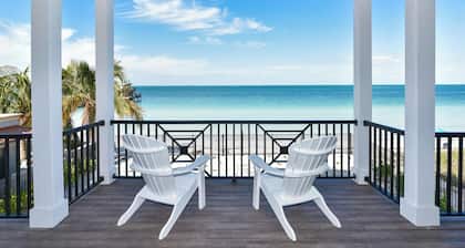 Amazing New Water Front Home, jossa hengitys ottaen näkymät Perfect Location