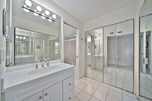 Combined shower/tub, hair dryer, towels