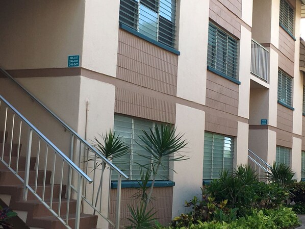 A multi-story building with a staircase and metal railings. - KIHEI KAI NANI #6-246 Beautiful open view with Ocean/Pool in Tropical Garden (Kihei)
