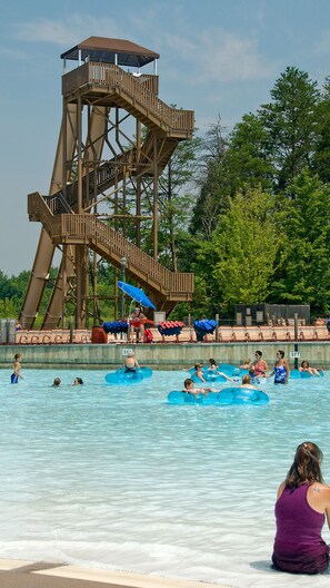 Alberca techada y alberca al aire libre