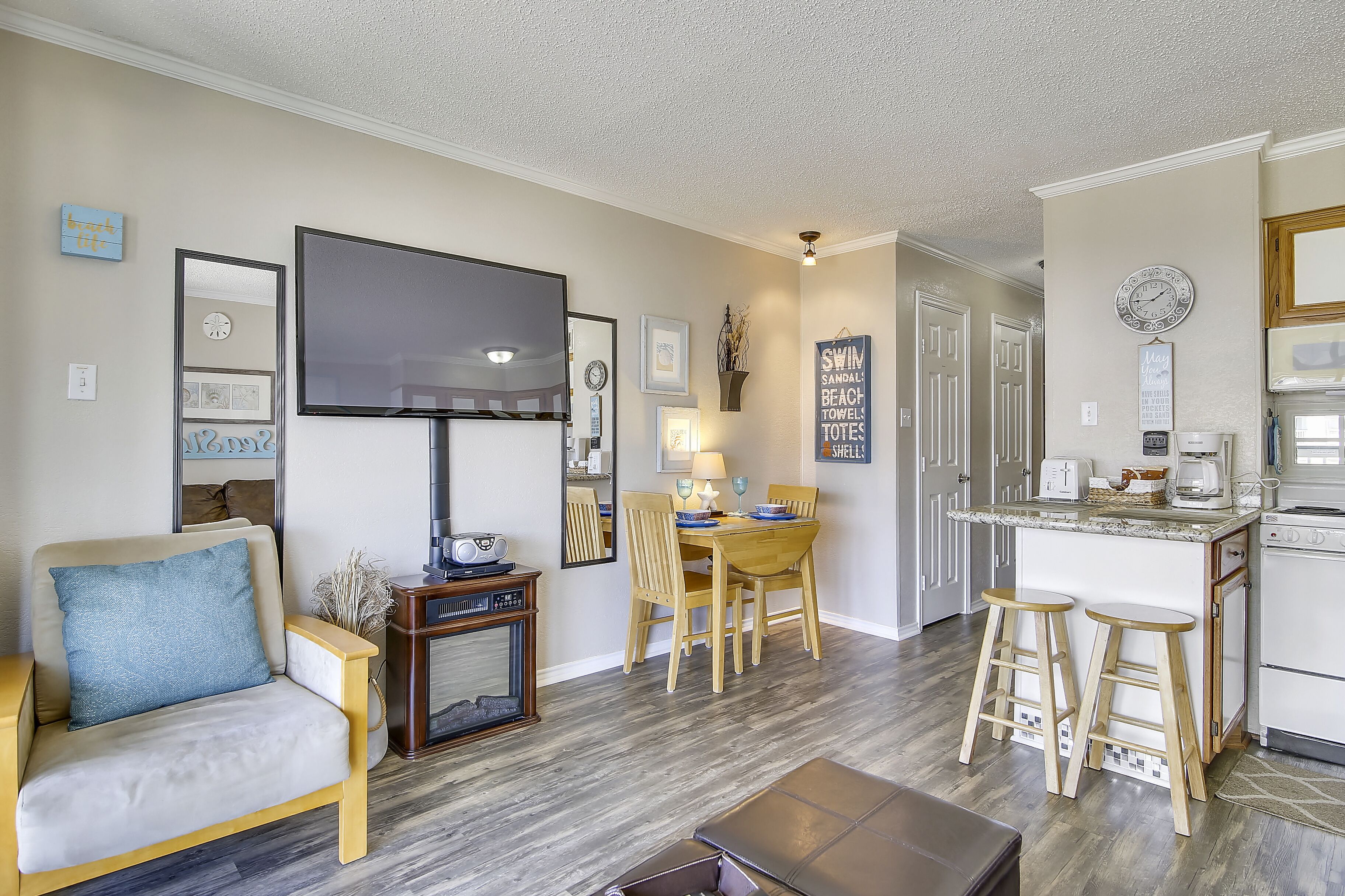 Condo at Babe's Beach near Galveston Convention Center (C279)