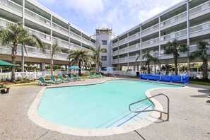 A heated pool - Condo at Babe's Beach near Galveston Convention Center (C279) (Galveston)