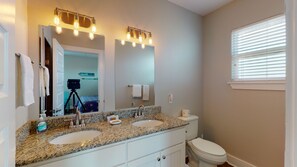 Combined shower/bathtub, towels