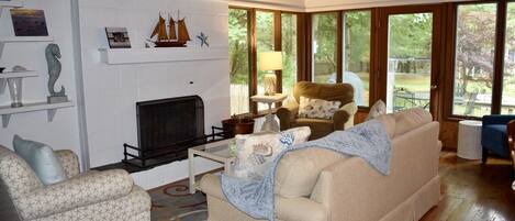 TV, DVD player, books, stereo