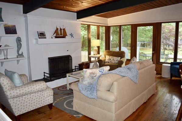 Een televisie, een dvd-speler, boeken en een stereo