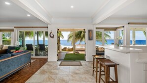 Un intérieur spacieux offrant une vue sur l’oc éan, un bar et un coin salon avec vue.