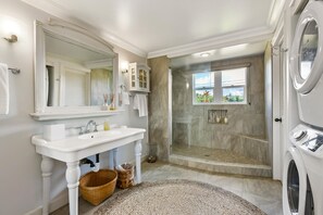 Kombinert dusj/badekar, hårf øner og håndklær