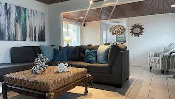 Smart-TV, Kamin, DVD-Player, Bücher