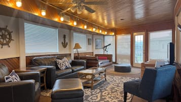 Smart TV, chimenea, reproductor de DVD y libros