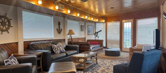 8BR 6 BA pool, hot tub on water and excellent compound