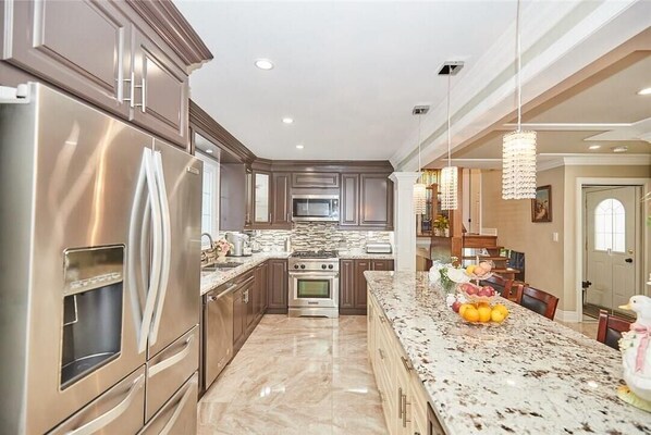 Réfrigérateur, four à micro-ondes, un four, surface de cuisson